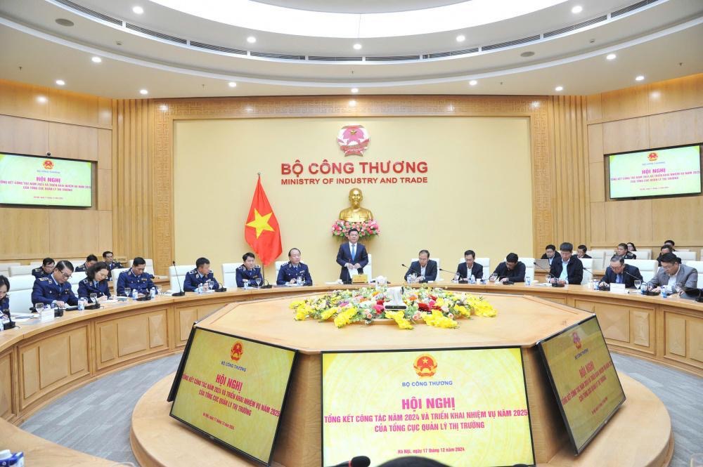 Bộ trưởng Nguyễn Hồng Diên chủ trì Hội nghị tổng kết công tác năm 2024 và triển khai nhiệm vụ năm 2025 của Tổng cục Quản lý thị trường, ngày 17/12/2024. (Ảnh: Tạp chí Công Thương)