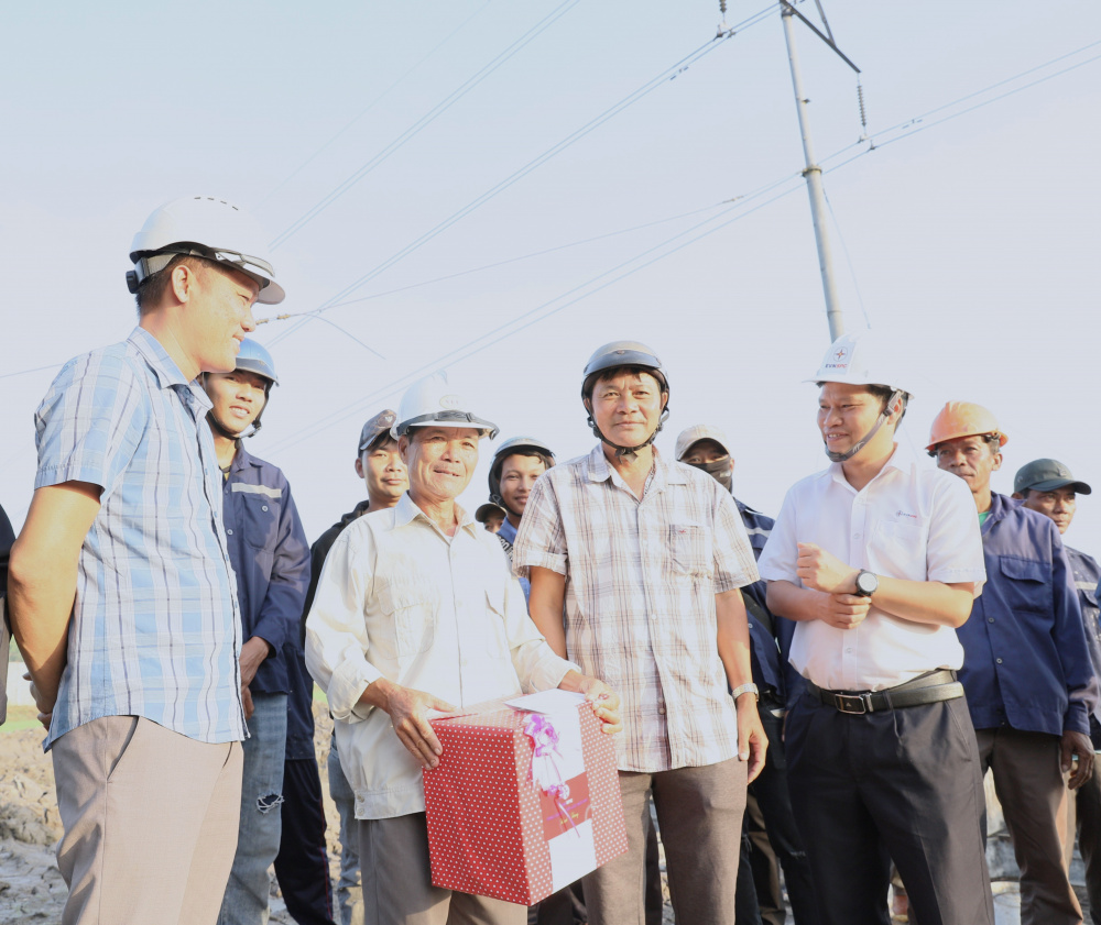 Đầu tư xây dựng lưới điện năm 2025: EVNSPC về đích vượt chỉ tiêu