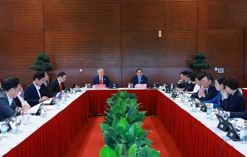 Chiều 20/1/2026, Đại biểu làm việc tại Đoàn, thảo luận các văn kiện Đại hội XIV