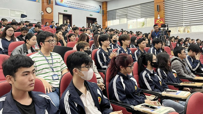 Định hướng nghề nghiệp cho sinh viên ngành y trong bối cảnh phát triển thị trường dược liệu và công nghiệp chăm sóc sức khỏe