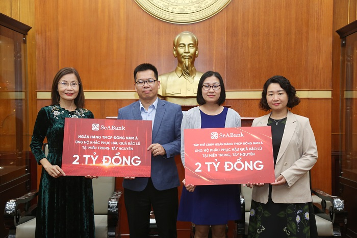 Đại diện lãnh đạo Ngân hàng và BCH Công đoàn SeABank trao số tiền ủng hộ cho Ủy ban TW MTTQ.