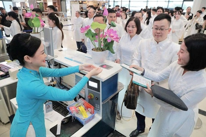 Hành khách làm thủ tục check-in chuyến bay VN1553 tại Cảng hàng không quốc tế Nội Bài,