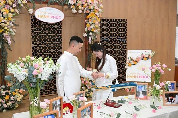 Các cặp đôi lưu giữ dấu ấn chung tại không gian “Chuyến bay Hạnh phúc” của Vietnam Airlines.