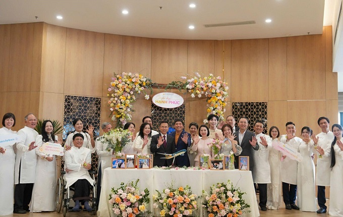 Các đại biểu, nghệ sĩ và các cặp đôi lưu lại khoảnh khắc chung tại không gian “Chuyến bay Hạnh phúc”.