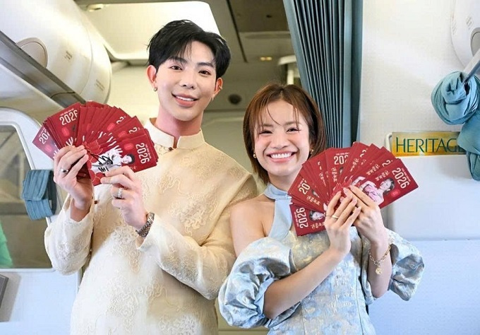 Ca sĩ Erik và Lâm Bảo Ngọc rạng rỡ trao tặng những phong bao lì xì đầu năm cho hành khách trên “Chuyến bay Hạnh phúc”, góp phần lan tỏa niềm vui, sự sẻ chia và thông điệp về một Việt Nam hạnh phúc.