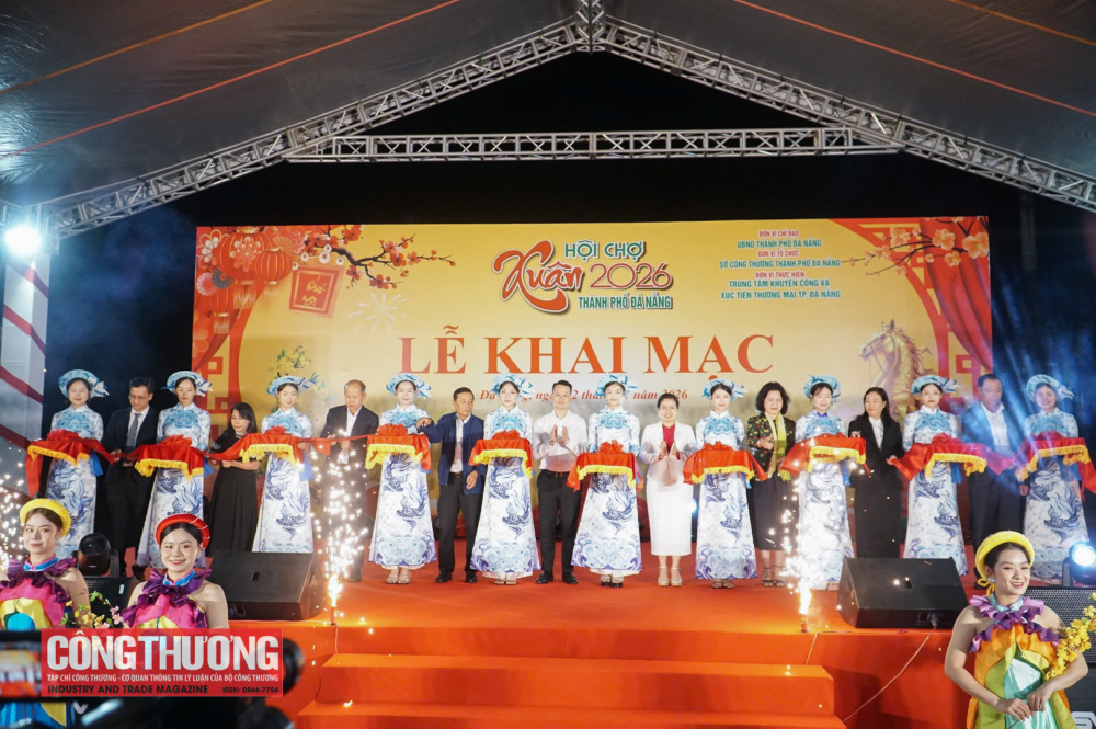 Đại biểu thực hiện nghi thức khai mạc Hội chợ Xuân Đà Nẵng 2026