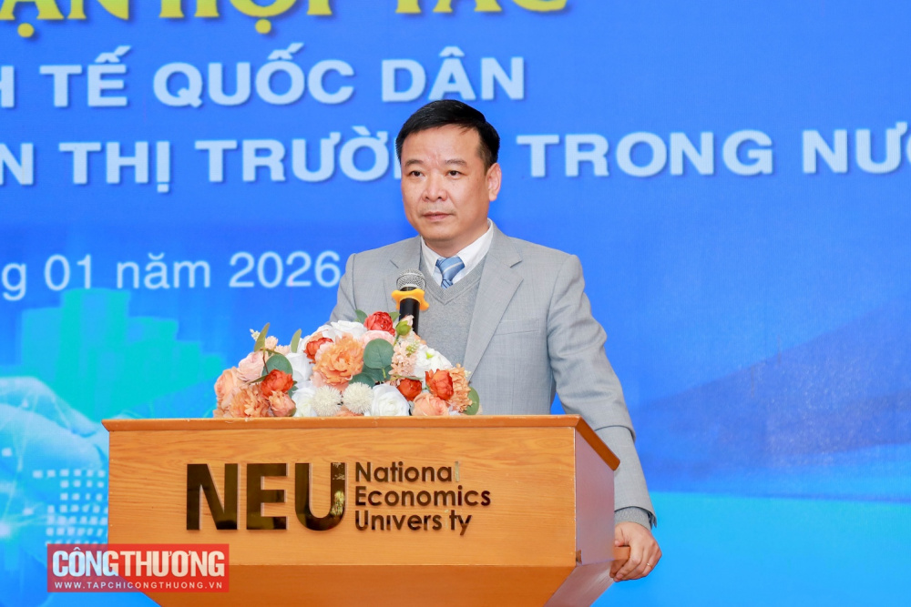 PGS.TS Bùi Huy Nhượng, Giám đốc Đại học Kinh tế Quốc dân phát biểu tại lễ ký kết