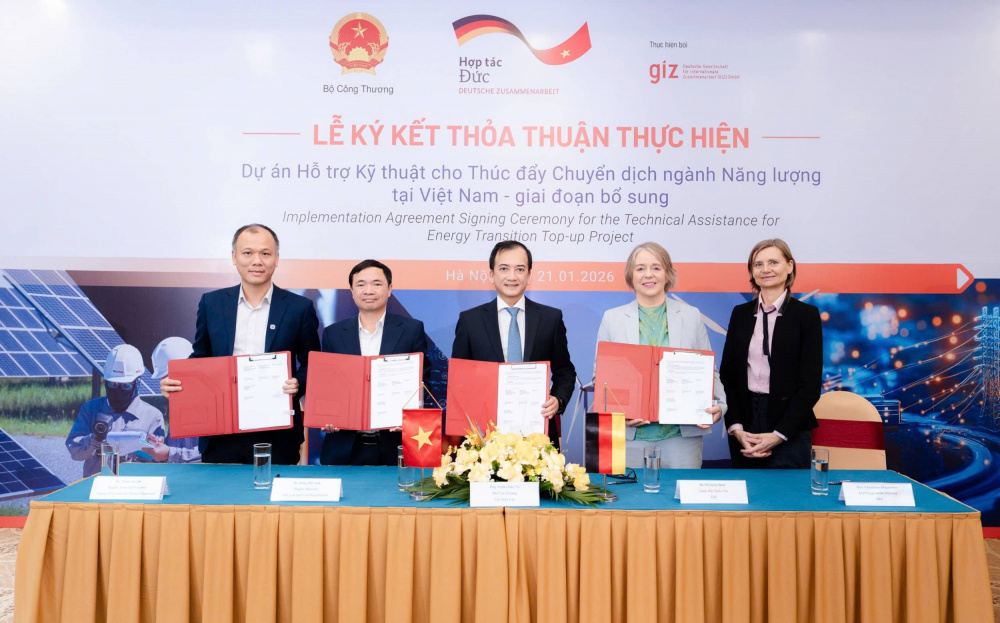 Đại diện các đơn vị ký kết thỏa thuận thực hiện Dự án TEV giai đoạn bổ sung (Từ trái sang phải: Ông Phạm Quỳnh - Phó Tổng Giám đốc Công ty TNHH MTV Vận hành hệ thống điện và thị trường điện Quốc gia (NSMO); Ông Đặng Hải Anh - Phó Vụ trưởng Vụ Dầu khí và Than; Ông Trịnh Quốc Vũ - Phó Cục Trưởng Cục Điện lực; Bà Michaela Baur - Giám đốc Quốc gia GIZ Việt Nam; Bà Christiana Hageneder - Giám đốc Chương trình Hỗ trợ năng lượng GIZ (ESP))