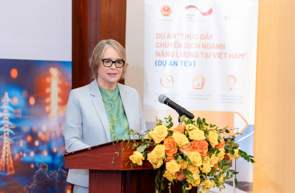 Tiến sĩ Michaela Baur - Giám đốc Quốc gia GIZ Việt Nam cho biết, Với nguồn tài trợ bổ sung và thời gian triển khai dài hơn, dự án sẽ thực hiện các nghiên cứu phân tích chuyên sâu và hỗ trợ kỹ thuật đối với các lĩnh vực ưu tiên như tạo thuận lợi cho đầu tư, vận hành hệ thống và thị trường điện, tính linh hoạt của lưới điện và các giải pháp lưu trữ, chuyển đổi số, cũng như các công nghệ năng lượng phát thải thấp mới nổi