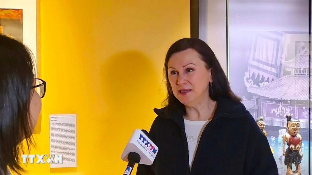 Bà Albina Legostaeva trả lời phỏng vấn phóng viên Thông tấn xã Việt Nam tại Liên bang Nga về chiến lược phát triển văn hóa và con người - Ảnh: TTXVN