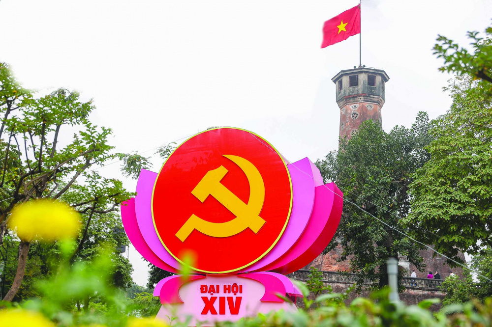 Khắp các tuyến phố, các trụ sở cơ quan, địa điểm mang ý nghĩa lịch sử tại Hà Nội rực rỡ cờ hoa, pano, tạo không khí trang trọng chào mừng Đại hội đại biểu toàn quốc lần thứ XIV của Đảng - Ảnh: VOV