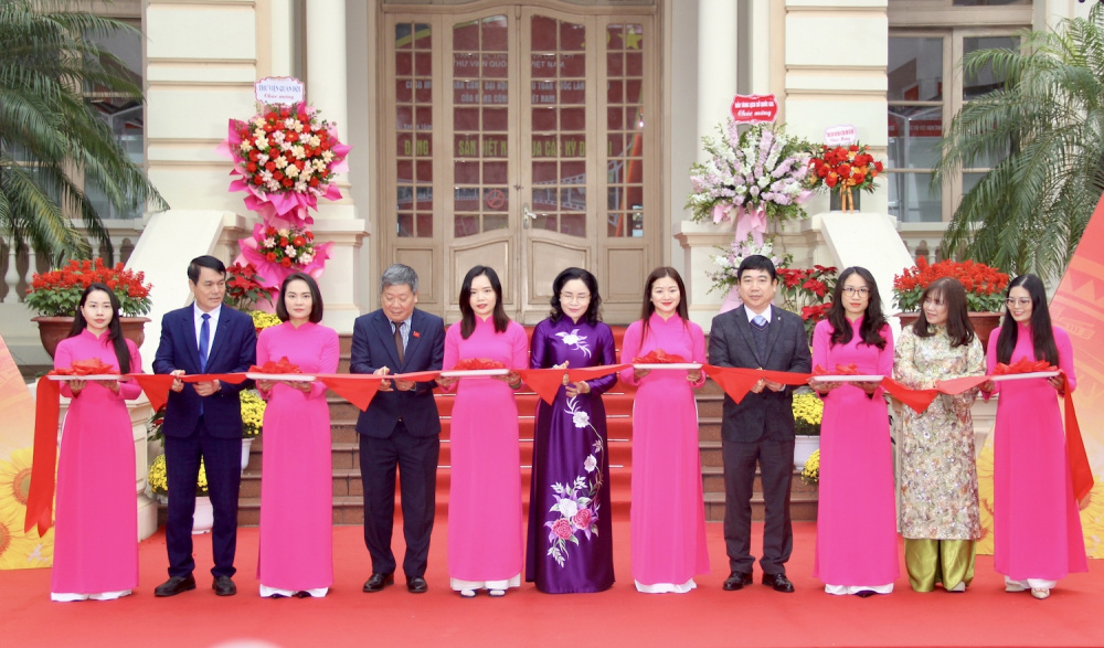 ác đại biểu cắt băng khai mạc Triển lãm tư liệu “Đảng Cộng sản Việt Nam qua các kỳ Đại hội”