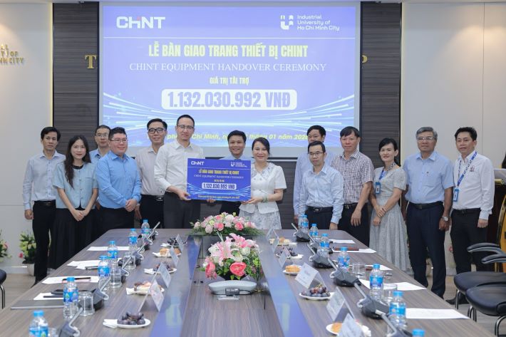 Đại diện CHINT Việt Nam đã trao biểu trưng gói tài trợ thiết bị đến nhà trường