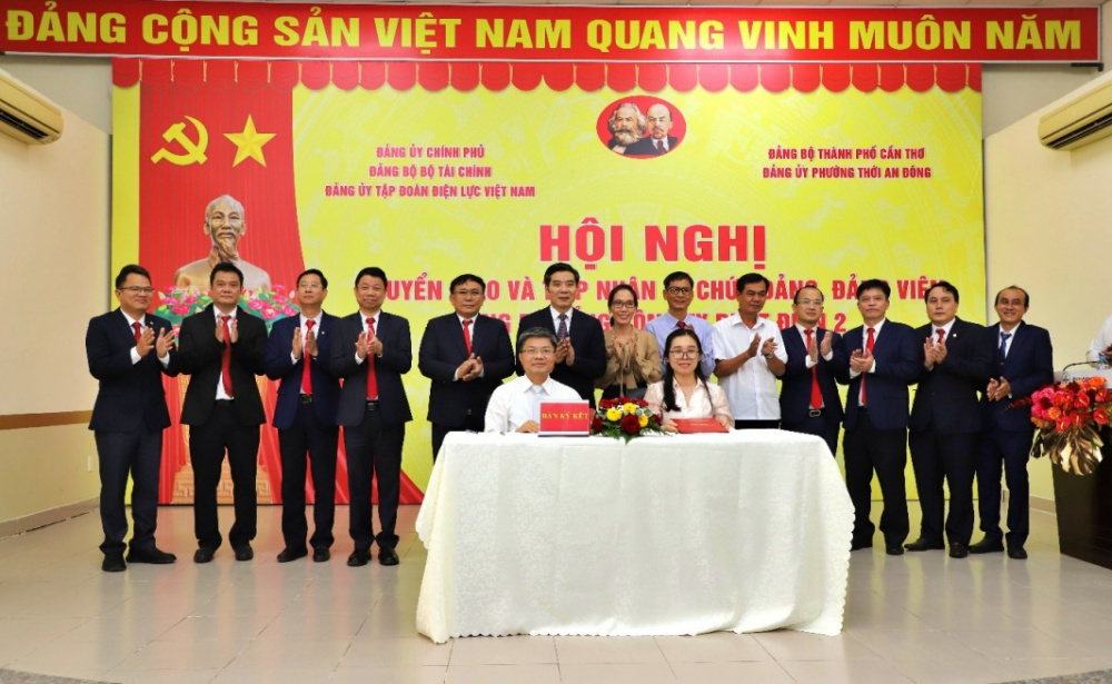 ký kết bàn giao tiếp nhận Đảng bộ EVNGENCO2