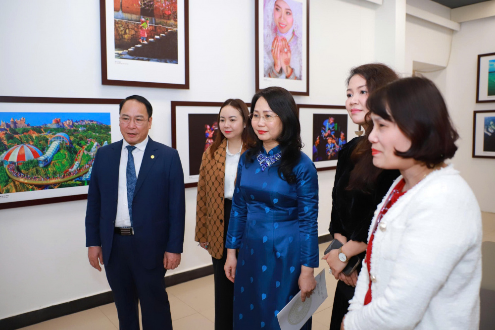 Các đại biểu đi tham quan Triển lãm