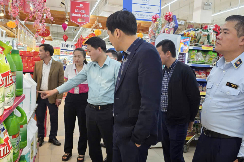 Đoàn đã khảo sát thực tế tại Siêu thị Coopmart trên địa bàn tỉnh Quảng Trị