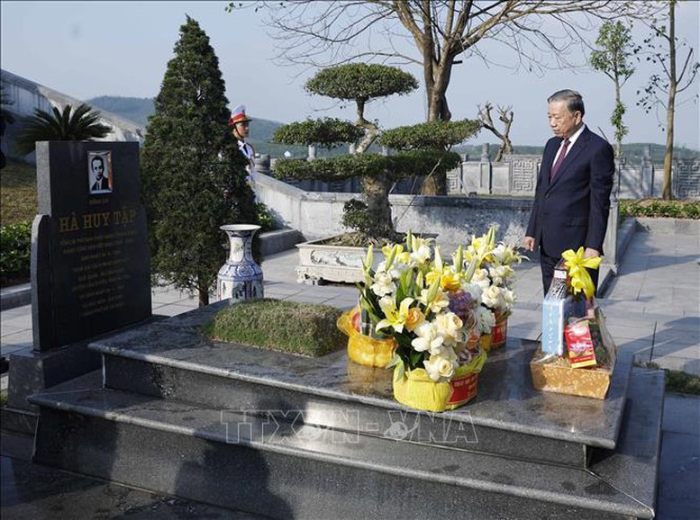 Tổng Bí thư Tô Lâm dâng hương tưởng niệm các Tổng Bí thư Trần Phú và Hà Huy Tập tại Hà Tĩnh- Ảnh 3.