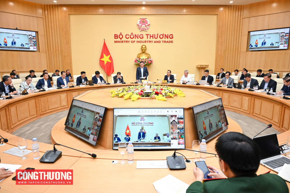 Quyền Bộ trưởng Bộ Công Thương Lê Mạnh Hùng chủ trì cuộc họp với các Tập đoàn năng lượng và đại diện các địa phương