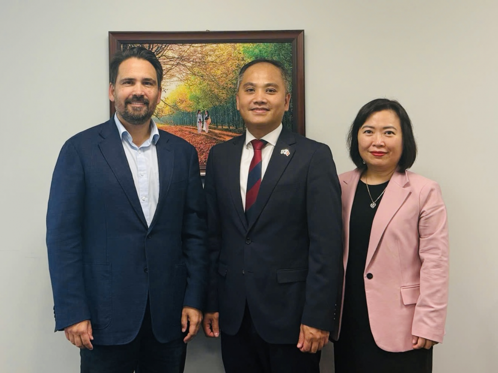 Luật sư Simon Bridges, Đại sứ Phan Minh Giang  và đại diện Cơ quan Thương vụ Đại sứ quán Việt Nam tại New Zealand