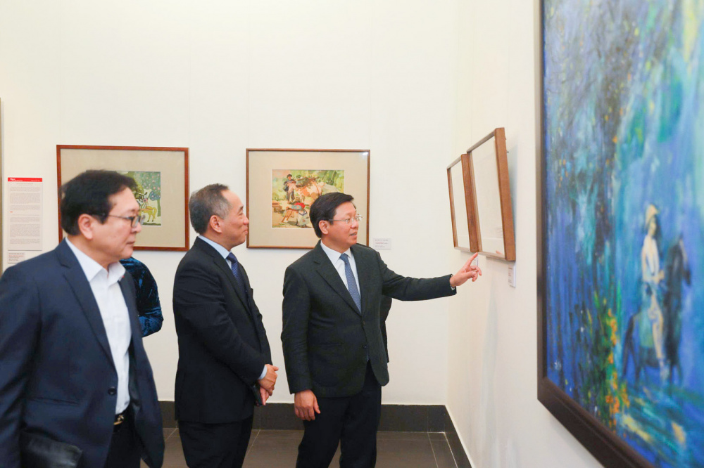Các đại biểu tham quan triển lãm