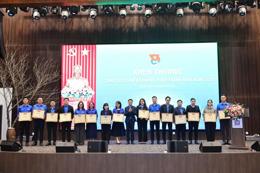 Bí thư Đoàn Thanh niên Chính phủ trao tặng bằng khen cho các tập thể trong công tác đoàn và phong trào thanh niên năm 2025.