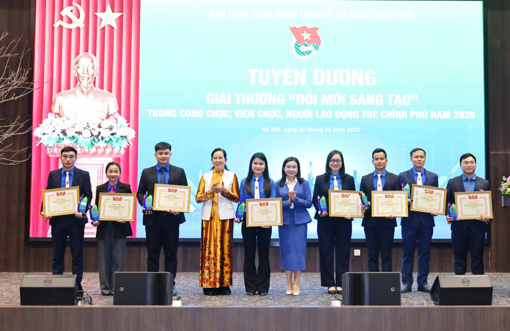 Bí thư Đoàn Thanh niên Chính phủ trao tặng bằng khen cho các tập thể trong công tác đoàn và phong trào thanh niên năm 2025.