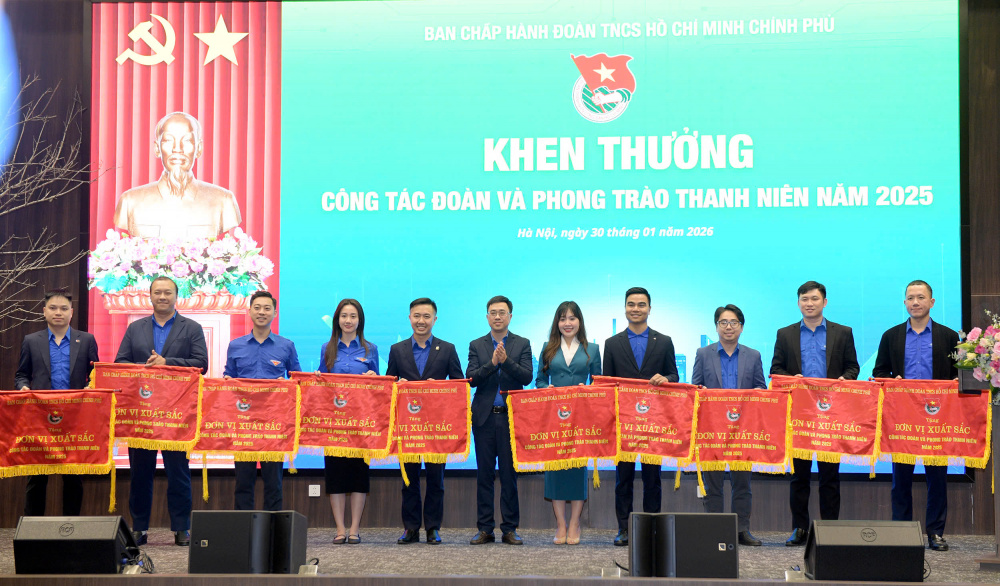 Đồng chí Bùi Hoàng Tùng trao tặng cờ thi đua xuất sắc trong công tác đoàn và phong trào thanh niên năm 2025 cho 10 đơn vị.