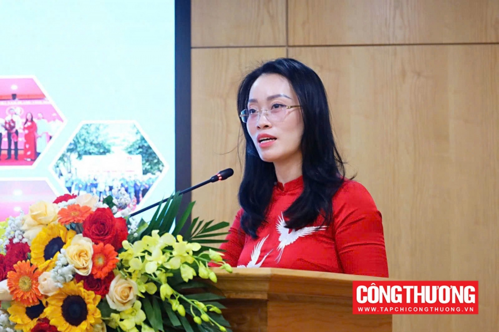 Phó Chủ tịch Ủy ban Cạnh tranh Quốc gia Nguyễn Quỳnh Anh báo cáo tổng kết công tác năm 2025 và phương hướng, nhiệm vụ năm 2026 của Ủy ban Cạnh tranh Quốc gia