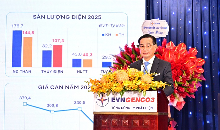 Ông Lê Văn Danh - Phó Bí thư Đảng ủy, Thành viên HĐQT, Tổng Giám đốc Tổng Công ty Phát điện 3 báo cáo tại Hội nghị