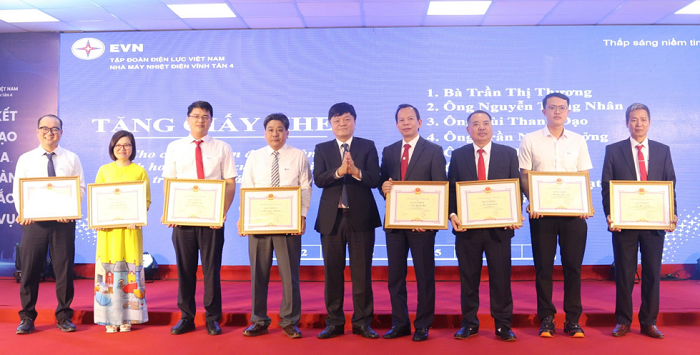 Các cá nhân của Nhà máy Nhiệt điện Vĩnh Tân 4 được nhận giấy khen của Tập đoàn Điện lực Việt Nam vì đã có thành tích xuất sắc năm 2025