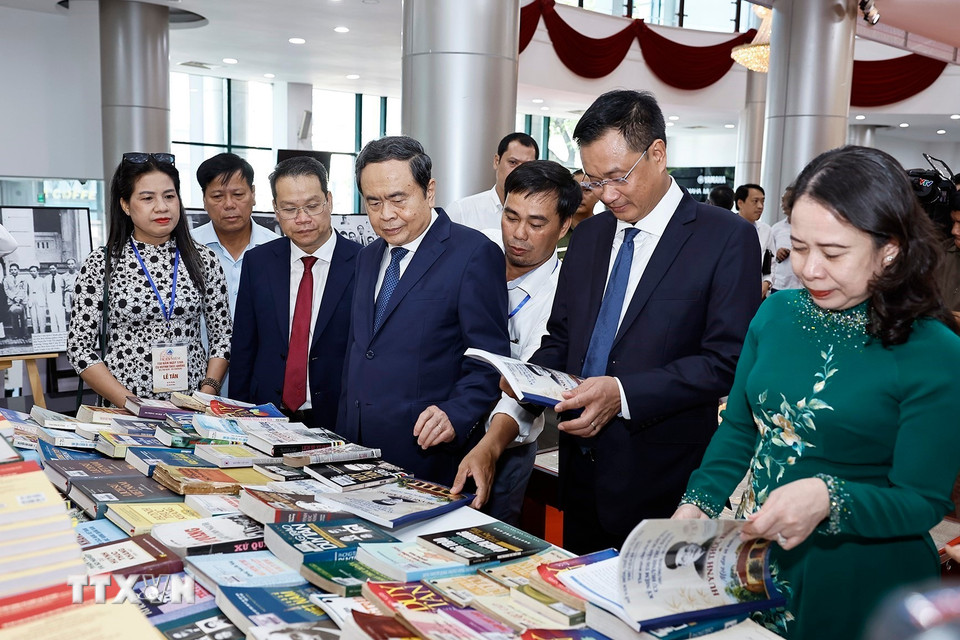 Chủ tịch Quốc hội Trần Thanh Mẫn, Phó Chủ tịch nước Võ Thị Ánh Xuân và đại biểu xem trưng bày sách tài nguyên thông tin về cụ Huỳnh Thúc Kháng tại Lễ kỷ niệm. (Ảnh: Doãn Tấn/TTXVN)