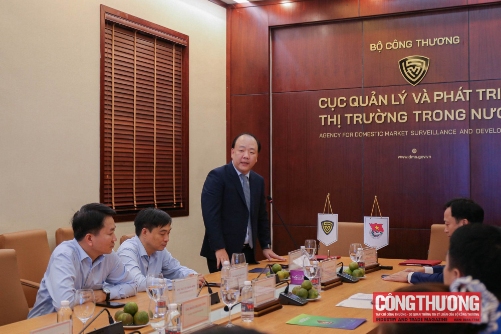 Đại diện Cục Quản lý và Phát triển thị trường trong nước (Bộ Công Thương) và Đại diện Đoàn TNCS Hồ Chí Minh Chính phủ ký kết Biên bản ghi nhớ về phối hợp triển khai Chương trình “Sức sống hàng Việt”  Tham dự buổi lễ có ông Lại Xuân Lâm - Phó Bí thư Đảng ủy Chính phủ, Phó Thủ trưởng cơ quan Đảng ủy Chính phủ; ông Nguyễn Kim Quy - Bí thư BCH Trung ương Đoàn, Chủ tịch Trung ương Hội Liên hiệp Thanh niên Việt Nam; ông Bùi Hoàng Tùng - Ủy viên BCH Đảng bộ Chính phủ, Bí thư Đoàn Thanh niên Chính phủ; bà Nguyễn Hồng Trang - Phó Chủ tịch UBND phường Hoàn Kiếm cùng các đồng chí Bí thư Đoàn Thanh niên Tỉnh đoàn Cao Bằng, Lạng Sơn, Đoàn Thanh niên các Bộ: Tài chính, Khoa học - Công nghệ, Xây dựng, Tập đoàn Bưu chính Viễn thông Việt Nam, Tổng Công ty Bưu điện Việt Nam, Công ty CP Thanh toán quốc gia Việt Nam.  Về phía Bộ Công Thương có ông Phan Văn Bản - Phó Bí thư chuyên trách Đảng ủy Bộ Công Thương; ông Trần Hữu Linh - Cục trưởng Cục Quản lý và Phát triển thị trường trong nước; ông Nguyễn Thanh Bình - Phó Cục trưởng Cục Quản lý và Phát triển thị trường trong nước; ông Bùi Nguyễn Anh Tuấn - Phó Cục trưởng Cục Quản lý và Phát triển thị trường trong nước cùng Lãnh đạo các đơn vị thuộc Bộ, Đoàn Thanh niên Bộ Công Thương.  Nhập chú thích ảnh  Phát biểu tại buổi lễ, Cục trưởng Cục Quản lý và Phát triển thị trường trong nước Trần Hữu Linh cho biết, trong bối cảnh kinh tế thế giới tiếp tục diễn biến phức tạp, thị trường trong nước ngày càng khẳng định vai trò là bệ đỡ quan trọng, góp phần nâng cao sức chống chịu và tạo chiều sâu cho nền kinh tế.  Tuy nhiên, hoạt động sản xuất, kinh doanh và phân phối hàng hóa hiện vẫn đối mặt với nhiều khó khăn. Từ đầu năm đến nay, không ít doanh nghiệp bán lẻ phải thu hẹp hoạt động, trả lại mặt bằng; trong khi phần lớn doanh nghiệp nhỏ và vừa, hộ sản xuất, hộ kinh doanh tại các địa phương có sản phẩm chất lượng nhưng còn hạn chế về vốn, công nghệ, kinh nghiệm xây dựng thương hiệu và khả năng tiếp cận thị trường.  Từ thực tế đó, Cục Quản lý và Phát triển thị trường trong nước đã xây dựng, triển khai nhiều hoạt động hỗ trợ doanh nghiệp, trong đó có Chương trình “Sức sống hàng Việt” hướng tới các doanh nghiệp nhỏ, siêu nhỏ, hợp tác xã, hộ sản xuất và hộ kinh doanh tại địa phương. Chương trình không chỉ tạo cơ hội quảng bá sản phẩm mà còn hỗ trợ các chủ thể từng bước mở rộng hệ thống phân phối, đưa hàng hóa vượt ra khỏi thị trường địa phương, tiếp cận người tiêu dùng tại các tỉnh, thành phố khác và hướng tới thị trường nước ngoài.  Theo Cục trưởng Trần Hữu Linh, sau các chương trình phối hợp với Tỉnh đoàn Thừa Thiên - Huế, Lạng Sơn và Cao Bằng, “Sức sống hàng Việt” có được những kết quả rất tích cực trong việc quảng bá, giới thiệu sản phẩm đặc trưng của địa phương tới người tiêu dùng. Đáng chú ý, phiên livestream phối hợp với Tỉnh đoàn Cao Bằng kéo dài gần 3 giờ đồng hồ đã đạt khoảng 110.000 lượt xem đã cho thấy nếu có cách thức tổ chức phù hợp, các sản phẩm địa phương hoàn toàn có thể tiếp cận đông đảo khách hàng thông qua thương mại điện tử, mạng xã hội và các phương thức bán hàng đa kênh.  Trên cơ sở đó, Cục Quản lý và Phát triển thị trường trong nước mong muốn tăng cường phối hợp với Trung ương Đoàn, Đoàn Thanh niên Chính phủ và các tổ chức Đoàn tại địa phương nhằm mở rộng quy mô chương trình. Với mạng lưới rộng khắp đến cấp xã, phường cùng lực lượng đoàn viên, thanh niên năng động, tổ chức Đoàn có thể trở thành cầu nối quan trọng giữa cơ quan quản lý nhà nước với doanh nghiệp, hợp tác xã, hộ sản xuất và hộ kinh doanh. Qua đó, các bên có thể cùng phát động những chương trình có quy mô lớn, hỗ trợ thanh niên khởi nghiệp, đồng hành với nông dân và các chủ thể sản xuất trong quảng bá, tiêu thụ sản phẩm.  “Thông qua sự phối hợp chặt chẽ giữa Bộ Công Thương, Trung ương Đoàn, Đoàn Thanh niên Chính phủ và các tổ chức Đoàn địa phương, Chương trình “Sức sống hàng Việt” có thể được triển khai sâu rộng tới cơ sở, từng bước hình thành phong trào hỗ trợ doanh nghiệp nhỏ và vừa, thúc đẩy tiêu thụ sản phẩm địa phương và góp phần phát triển thị trường trong nước theo hướng hiện đại, bền vững”, Cục trưởng Trần Hữu Linh bày tỏ.     Chia sẻ tại buổi lễ, Bí thư Đoàn Thanh niên Chính phủ Bùi Hoàng Tùng cho biết, việc phối hợp triển khai Chương trình “Sức sống hàng Việt” có ý nghĩa thiết thực trong thực hiện Nghị quyết số 68-NQ/TW của Bộ Chính trị về phát triển kinh tế tư nhân; Chỉ thị số 03-CT/TW của Ban Bí thư về tăng cường sự lãnh đạo của Đảng đối với Cuộc vận động “Người Việt Nam ưu tiên dùng hàng Việt Nam” trong tình hình mới; và Nghị quyết số 88/NQ-CP của Chính phủ về thúc đẩy phát triển thị trường trong nước, kích cầu tiêu dùng, đẩy mạnh Cuộc vận động “Người Việt Nam ưu tiên dùng hàng Việt Nam”. Đây là chương trình có ý nghĩa thiết thực đối với cộng đồng doanh nghiệp, đặc biệt là các doanh nghiệp nhỏ và vừa, doanh nghiệp trẻ tại các địa phương.  Trong nhiệm kỳ này, Đoàn Thanh niên Chính phủ xác định phát huy vai trò tiên phong, xung kích và sáng tạo của tuổi trẻ trong thực hiện các nghị quyết, chiến lược của Đảng và Nhà nước là một trong những nhiệm vụ trọng tâm.  “Đoàn Thanh niên Chính phủ trân trọng cảm ơn lãnh đạo Cục Quản lý và Phát triển thị trường trong nước đã quan tâm, tạo điều kiện để Đoàn Thanh niên Chính phủ tham gia đóng góp vào Chương trình “Sức sống hàng Việt”, với vai trò là cầu nối giữa chương trình với các tỉnh, thành đoàn và cộng đồng doanh nghiệp trẻ tại các địa phương trên cả nước”, Bí thư Bùi Hoàng Tùng nhấn mạnh.  Theo Bí thư Đoàn Thanh niên Chính phủ, “Sức sống hàng Việt” là chương trình rất ý nghĩa đối với cộng đồng doanh nghiệp nói chung, nhưng càng thiết thực hơn đối với doanh nhân trẻ và các doanh nghiệp trẻ. Bên cạnh tinh thần nhiệt huyết, sự năng động và khát vọng khởi nghiệp, nhiều doanh nhân trẻ vẫn còn thiếu điều kiện, kinh nghiệm và kỹ năng phát triển thị trường. Thông qua chương trình này, các doanh nghiệp có thêm cơ hội quảng bá sản phẩm, tiếp cận người tiêu dùng, đồng thời nhận được sự hỗ trợ về kiến thức pháp lý, thương mại điện tử, xây dựng thương hiệu và tổ chức hoạt động kinh doanh.  Trong thời gian tới, Đoàn Thanh niên Chính phủ sẽ tiếp tục nghiên cứu, phát huy tối đa những điều kiện sẵn có để tham gia tích cực, sâu rộng hơn vào Chương trình “Sức sống hàng Việt”.  Trong đó, Đoàn Thanh niên Chính phủ sẽ phát huy hệ thống truyền thông số, bao gồm fanpage của Đoàn Thanh niên Chính phủ và các cơ sở đoàn trực thuộc, nhằm tăng cường quảng bá chương trình tới đoàn viên, thanh niên. Qua đó, mỗi đoàn viên, thanh niên có thể trở thành một sứ giả tuyên truyền, lan tỏa tinh thần “Người Việt Nam tự hào dùng hàng Việt Nam”, góp phần nâng cao nhận thức và củng cố niềm tin của người tiêu dùng đối với sản phẩm trong nước.  Cùng với đó, sẽ tăng cường kết nối, phối hợp với các tổ chức Đoàn trên cả nước rà soát, lựa chọn những sản phẩm có chất lượng, những mô hình thanh niên làm kinh tế giỏi và các doanh nghiệp trẻ đáp ứng yêu cầu, tiêu chuẩn để đưa về giới thiệu tại Không gian trưng bày, livestream “Sức sống hàng Việt” tại số 62 Tràng Tiền, Hà Nội, đồng thời được quảng bá trên các nền tảng trực tuyến của Cục Quản lý và Phát triển thị trường trong nước.  Ngoài ra, Đoàn Thanh niên Chính phủ cũng mong muốn đóng góp thêm những sáng kiến nhằm đa dạng hóa các kênh hỗ trợ doanh nghiệp bên cạnh hoạt động trưng bày trực tiếp tại số 62 Tràng Tiền và các phiên livestream trên nền tảng số, có thể có thêm các giải pháp như tổ chức những chương trình tập huấn cho doanh nghiệp, doanh nhân trẻ có thể nắm bắt quy định pháp luật, nâng cao kỹ năng ứng dụng thương mại điện tử, xây dựng thương hiệu và phát triển thị trường.  “Ban Thường vụ Đoàn Thanh niên Chính phủ ghi nhận và đánh giá cao sự chủ động, tích cực của Đoàn Thanh niên Bộ Công Thương trong đề xuất, thúc đẩy phối hợp tổ chức các chương trình, trong đó có Lễ ký kết hôm nay”, Bí thư Đoàn Thanh niên Chính phủ bày tỏ, đồng thời đề nghị các cơ sở đoàn tiếp tục phát huy tinh thần xung kích, chủ động tham gia tổ chức và lan tỏa Chương trình “Sức sống hàng Việt”, qua đó hỗ trợ thiết thực hơn cho cộng đồng doanh nghiệp trẻ.  “Đoàn Thanh niên Chính phủ rất mong tiếp tục nhận được sự quan tâm, chỉ đạo và định hướng của Đảng ủy Chính phủ, Trung ương Đoàn; đồng thời mong muốn nhận được sự ủng hộ, tạo điều kiện của Lãnh đạo Cục Quản lý và Phát triển thị trường trong nước để Đoàn Thanh niên Chính phủ có thể tham gia sâu rộng hơn Chương trình “Sức sống hàng Việt”, góp phần lan tỏa tinh thần tự hào hàng Việt, hỗ trợ doanh nghiệp trẻ phát triển thị trường và hướng tới mục tiêu đưa hàng Việt chinh phục người tiêu dùng Việt Nam”, Bí thư Đoàn Thanh niên Chính phủ Bùi Hoàng Tùng bày tỏ.