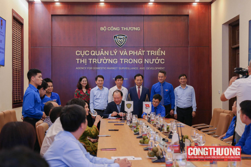 Lễ ký kết Biên bản ghi nhớ về phối hợp triển khai Chương trình “Sức sống hàng Việt”.