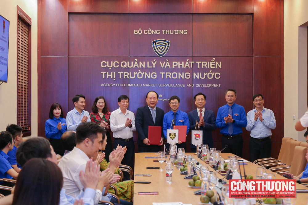 Lễ ký kết Biên bản ghi nhớ về phối hợp triển khai Chương trình “Sức sống hàng Việt”.