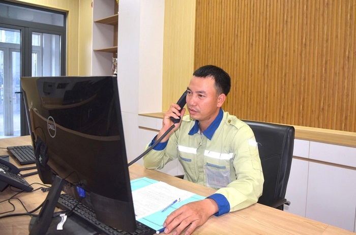 Anh Phạm Ngọc Thanh, Trưởng ca Phân xưởng Nhiệt điện, Công ty Nhôm Đắk Nông - TKV trong giờ trực ca sản xuất.