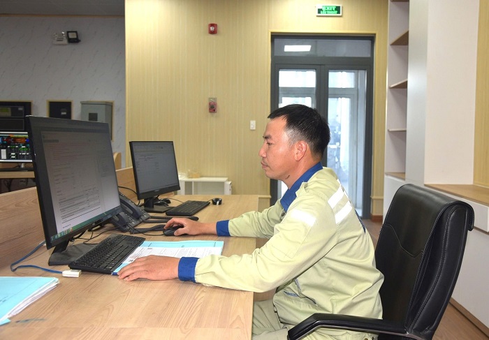 Anh Phạm Ngọc Thanh, Trưởng ca Phân xưởng Nhiệt điện, Công ty Nhôm Đắk Nông - TKV luôn chủ động nghiên cứu, tìm tòi các giải pháp cải tiến kỹ thuật.