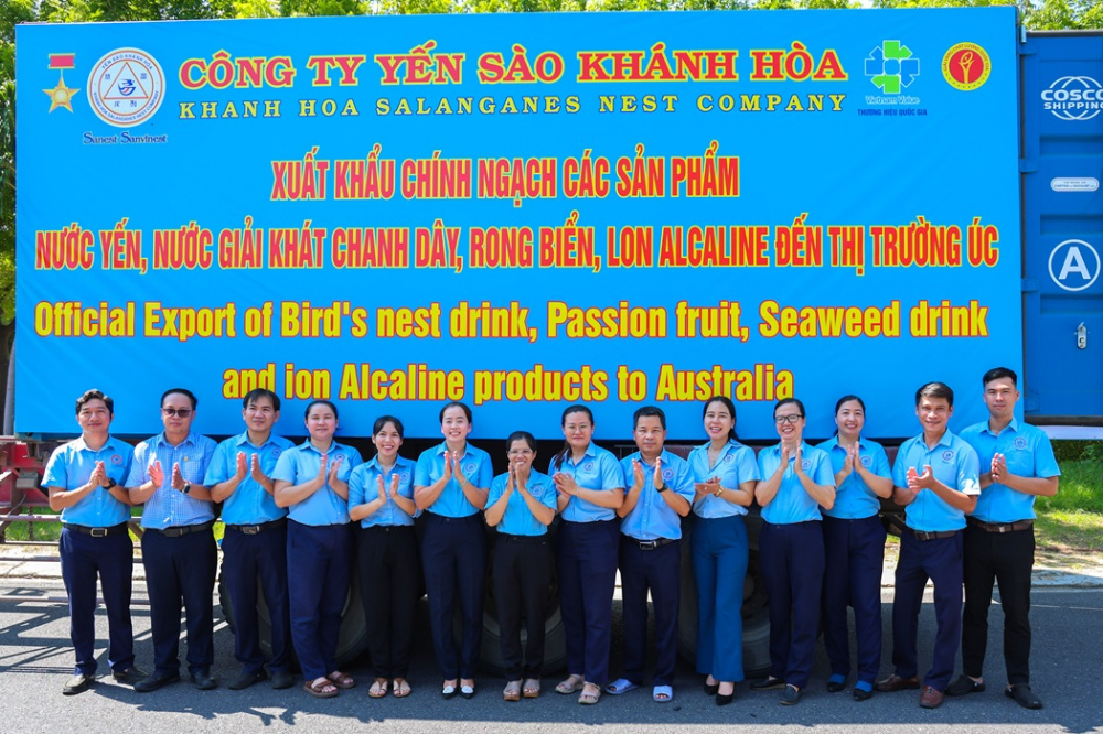 2.Cán bộ, nhân viên Công ty Cổ phần nước giải khát Sanna Khánh Hòa bên chuyến hàng chuẩn bị xuất khẩu sang thị trường Ú