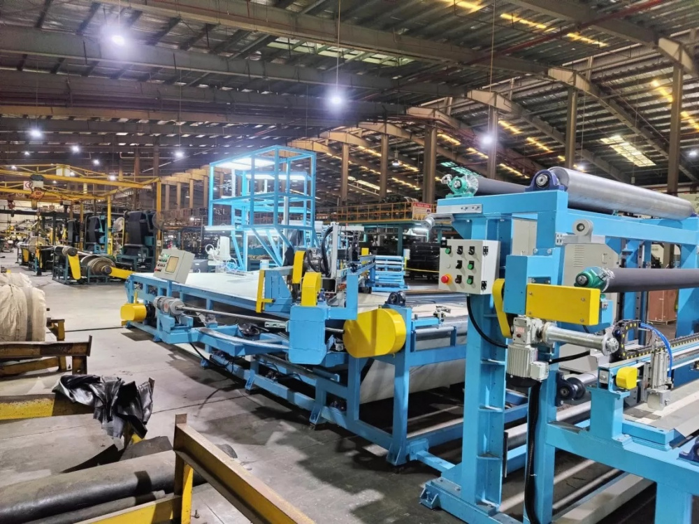 Dây chuyền cắt dán cao su tự động tại Công ty Cao su Đà Nẵng do Viện Nghiên cứu Cơ khí thiết kế, chế tạo