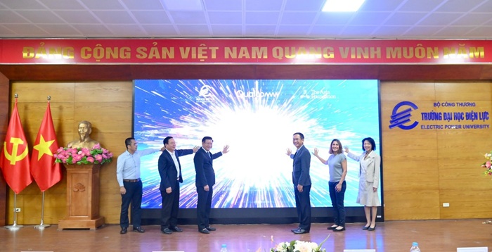 Đại biểu nhấn nút khai trương ứng dụng.