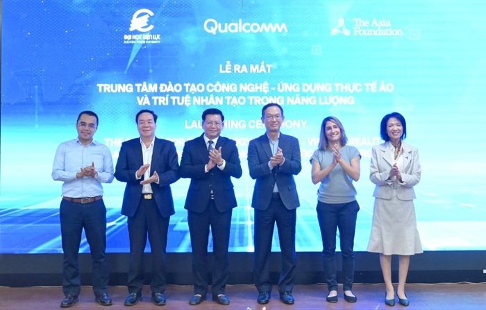 Các đại biểu thực hiện nghi thức ra mắt Trung tâm.