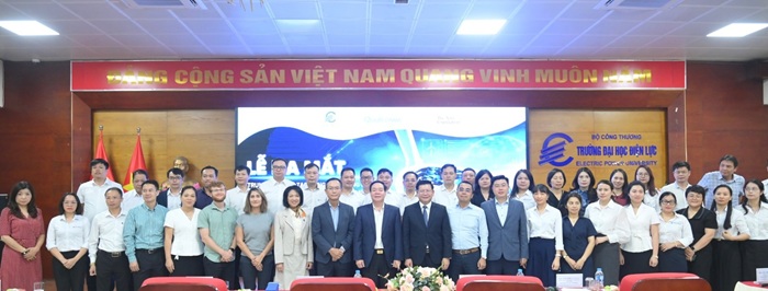 Các đại biểu chụp ảnh tại chương trình.
