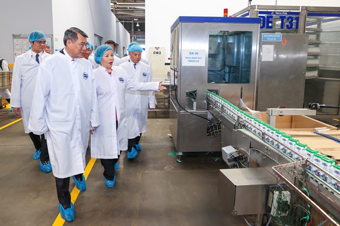vThủ tướng Chính phủ Lê Minh Hưng và đoàn công tác cấp cao tìm hiểu hoạt động sản xuất tại Nhà máy Angkormilk. Ảnh: Vi Nam