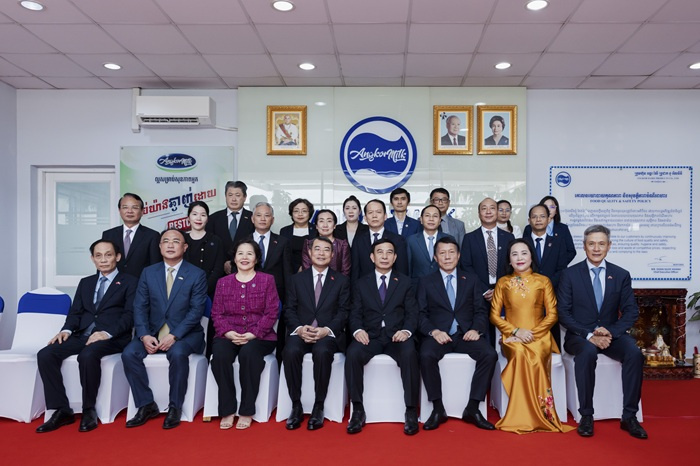 Thủ tướng Chính phủ và đoàn công tác cấp cao chụp ảnh lưu niệm cùng Tổng Giám đốc Vinamilk Mai Kiều Liên và Nhà máy Angkormilk. Ảnh: Vi Nam