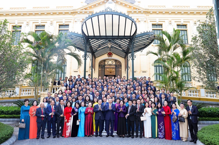 Tổng Bí thư, Chủ tịch nước Tô Lâm cùng các đồng chí lãnh đạo Đảng, Nhà nước và đại diện doanh nghiệp tiêu biểu chụp ảnh lưu niệm tại cuộc gặp mặt nhân Ngày Doanh nhân Việt Nam, chiều 12/10, tại Hà Nội.