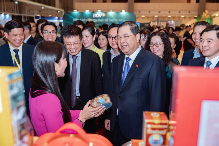 Phó Thủ tướng Thường trực Phạm Gia Túc tham quan gian hàng Yến sào Khánh Hoà.