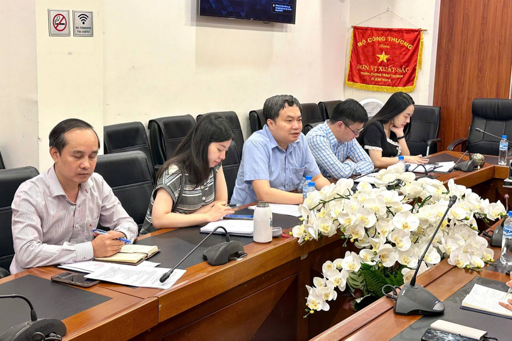 Buổi làm việc do Cục trưởng Cục Công nghiệp Trần Việt Hòa chủ trì với sự tham dự của Phó Cục trưởng Phạm Văn Quân, đại diện các phòng chuyên môn thuộc Cục Công nghiệp, Trung tâm Hỗ trợ phát triển công nghiệp (IDC) và ông Shim Sang Yong - Giám đốc Bộ phận Hỗ trợ đối tác cùng bà Nguyễn Thị Thu Hằng - Trưởng phòng cấp cao của Samsung Việt Nam - Ảnh: Lý Quốc Thịnh