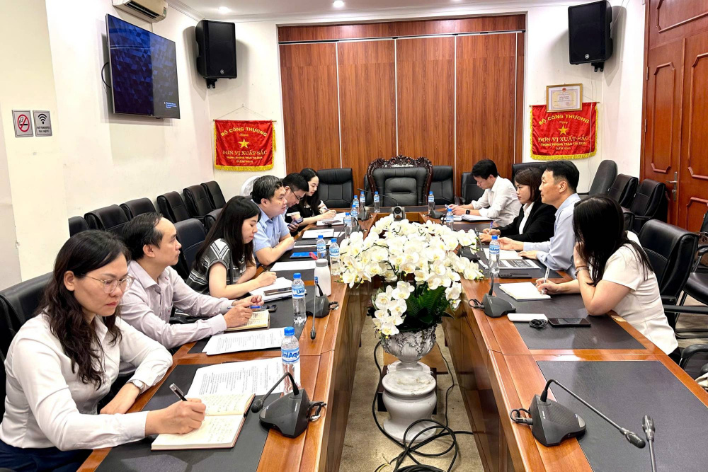 Hai bên trao đổi về một số hoạt động hợp tác trong thời gian tới - Ảnh: Lý Quốc Thịnh