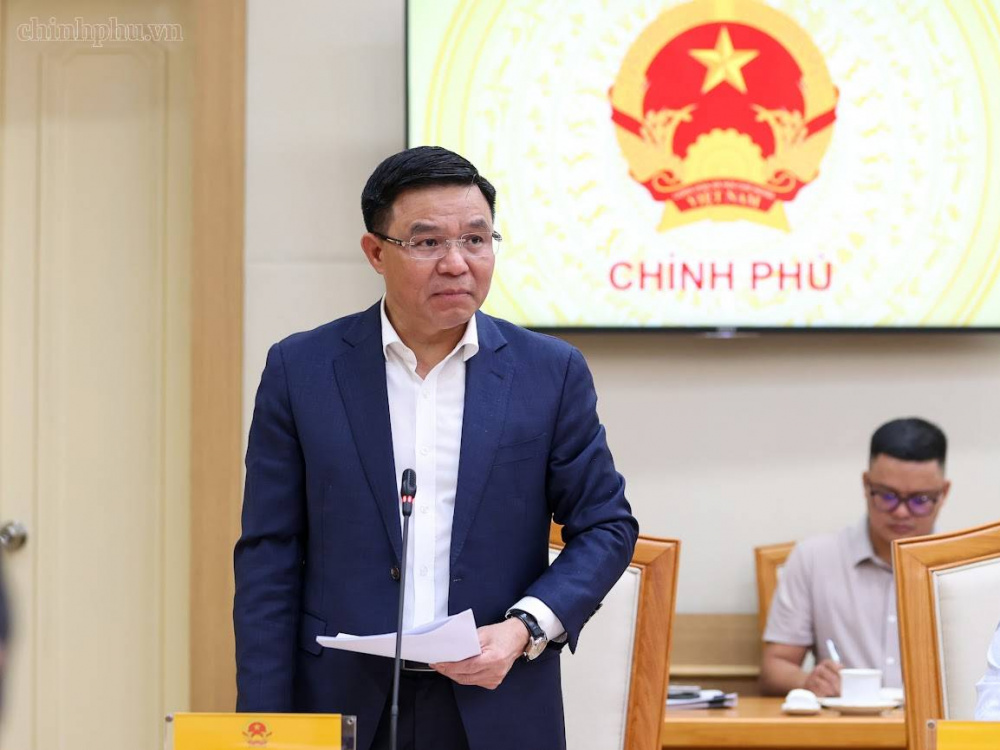 Bộ trưởng Bộ Công Thương Lê Mạnh Hùng báo cáo tại cuộc họp - Ảnh: chinhphu.vn/Nhật Bắc