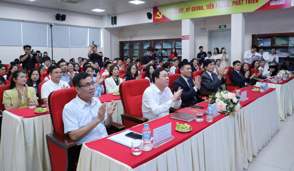 Các đại biểu tại chương trình.