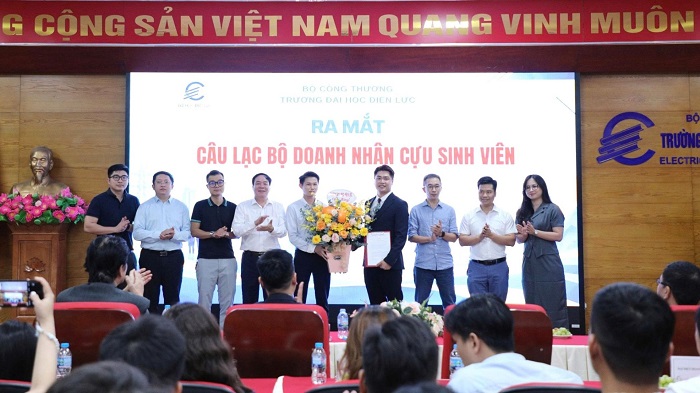 NGƯT.PGS.TS Vũ Đình Ngọ – Phó Hiệu trưởng Trường Đại học Điện lực trao Quyết định thành lập và tặng hoa chúc mừng Ban Chủ nhiệm Câu lạc bộ.